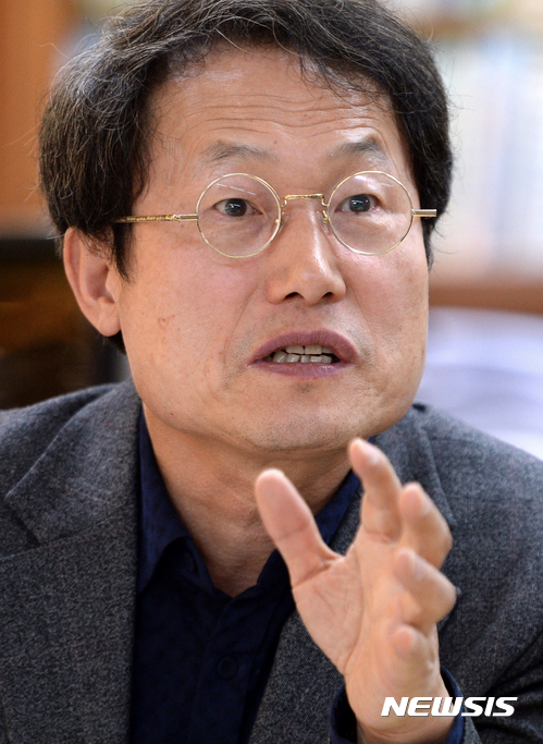 【서울=뉴시스】고범준 기자 = 조희연 서울시교육감이 6일 오후 서울 종로구 서울특별시교육청 교육감실에서 국정교과서와 관련 교육정책에 대해 뉴시스와 인터뷰를 하고 있다. 2017.01.08. bjko@newsis.com