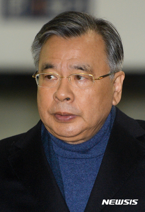 [서울=뉴시스] 임태훈 기자 = '박근혜-최순실' 게이트 특별검사팀의 박영수 특별검사가 지난 2017년 1월8일 오후 서울 강남구 대치동 특검 사무실로 출근하고 있다.&nbsp; 2017.01.08. photo@newsis.com