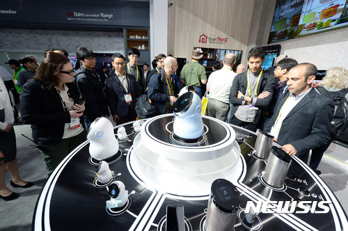 【서울=뉴시스】LG전자가 5일부터 8일까지 미국 라스베이거스에서 열린 'CES 2017'에서 글로벌 시장을 시장을 공략하기 위한 전략제품을 대거 선보였다. LG전자 스마트홈 전시 공간에 관람객들이 모여있다. 2017.01.08. (사진=LG전자 제공) photo@newsis.com