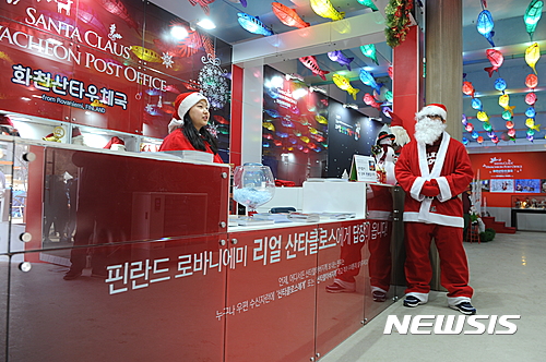 【화천=뉴시스】한윤식 기자 = 8일 강원 화천 산천어축제장에 마련될 핀란드 '산타 우체국 대한민국 본점'이 14일 오픈을 앞두고 준비에 분주하다.2017.01.08. ysh@newsis.com