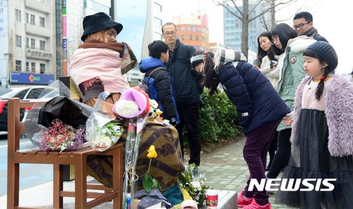 【부산=뉴시스】 하경민 기자= 8일 오후 부산 동구 초량동 일본총영사관 앞을 찾은 시민들이 평화의 소녀상을 둘러보고 있다. 2017.01.08.   yulnetphoto@newsis.com