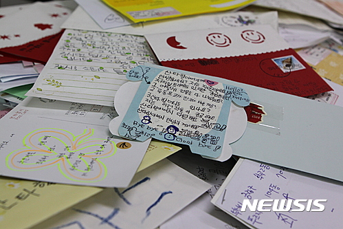 【화천=뉴시스】한윤식 기자 = 8일 강원 화천 산천어축제장에 마련될 핀란드 '산타 우체국 대한민국 본점'이 14일 오픈을 앞두고 화천군청에는 산타에게 보내는 엽서 700여 장이 도착하는 등 산타 우체국에 대한 전국적인 관심이 급증하고 있다.2017.01.08. ysh@newsis.com