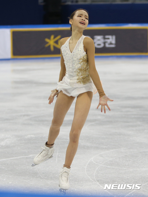 【강릉=뉴시스】김경목 기자 = 2022 베이징동계올림픽 기대주인 임은수(14·한강중) 선수가 8일 오후 강원 강릉시 강릉아이스아레나에서 열린 제71회 전국 남녀 피겨스케이팅 종합선수권대회 프리 스케이팅에 출전해 연기를 선보이고 있다. 임 선수는 총점 191.98점을 받아 1위를 차지했다. 대회는 세계선수권대회와 세계주니어선수권대회 선발전을 겸해 지난 6~8일 치러졌다. 2017.01.08. photo31@newsis.com