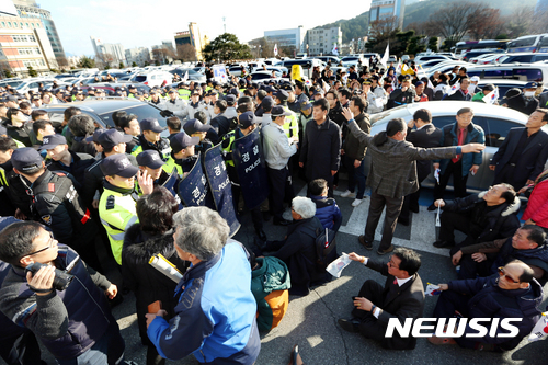 【서울=뉴시스】더불어민주당 문재인 전 대표가 8일 구미시청에서 기자회견을 마치고 난 뒤 차량을 타고 시청을 빠져나가려 하자 박사모 회원들이 이를 가로 막고 있다. 2017.01.08. (사진= 문재인전대표측 제공)    photo@newsis.com 