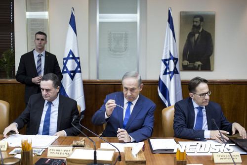 【예루살렘=AP/뉴시스】베냐민 네타냐후 이스라엘 총리가 8일(현지시간) 동예루살렘의 트럭테러 후 총리실에서 열린 주례 내각회의를 주재하고 있다. 그는 이날 동예루살렘에서 발생한 트럭테러 현장을 방문해 트럭테러범인 팔레스타인인 운전자는 이슬람 극단주의 무장단체 이슬람국가(IS)의 지지자라고 밝혔다. 2017.01.09