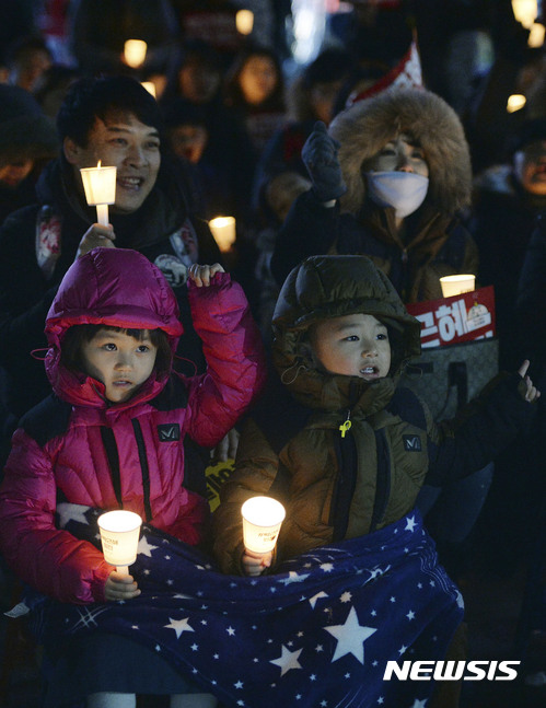 【서울=뉴시스】최동준 기자 = 세월호 참사 1000일을 하루 앞둔 8일 서울 광화문광장에서 열린 세월호 참사 진상규명, 책임자 처벌 촉구 촛불 문화제에서 참가자들이 구호를 외치고 있다. 2017.01.08.  photocdj@newsis.com