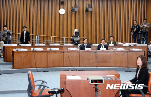 【서울=뉴시스】배훈식 기자 = 9일 오전 서울 여의도 국회에서 열린 박근혜 정부의 최순실 등 민간인에 의한 국정농단 의혹사건 진상규명을 위한 국정조사 7차 청문회에서 증인석이 많이 비어 있다. 이날 청문회에는 증인으로 정동춘 전 K스포츠재단 이사장, 남궁곤 이화여대 교수가 참고인으로는 노승일 K스포츠재단 부장이 출석했다. 2017.01.09. photo@newsis.com