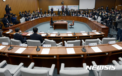 【서울=뉴시스】배훈식 기자 = 9일 오전 서울 여의도 국회에서 열린 박근혜 정부의 최순실 등 민간인에 의한 국정농단 의혹사건 진상규명을 위한 국정조사 7차 청문회에서 대부분의 증인석이 비어 있다. 이날 청문회에는 증인으로 정동춘 전 K스포츠재단 이사장, 남궁곤 이화여대 교수가 참고인으로는 노승일 K스포츠재단 부장 만이 출석했다. 2017.01.09. photo@newsis.com