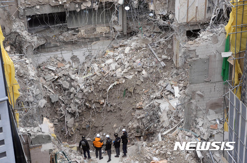 【서울=뉴시스】장세영 기자= 과학수사대 및 경찰들이 9일 오전 서올 종로구 낙원동의 한 숙박업소 철거공사 붕괴사고 현장에서 관계자들과 함께 현장감식을 하고 있다.&nbsp;&nbsp; 이번 사고는 건물 1층에서 작업중이던 포크레인이 바닥 붕괴로 지하 2층으로 추락하며 인근에서 작업하던 인부들도 함께 추락해 발생했다. 2017.01.09.&nbsp;&nbsp;&nbsp; photothink@newsis.com