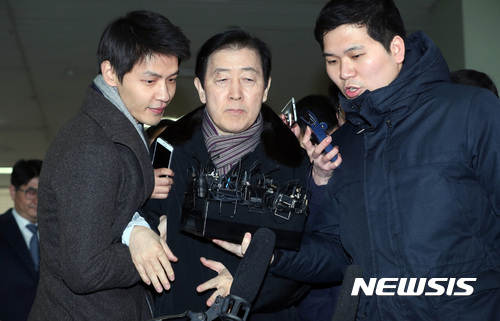 【서울=뉴시스】이영환 기자 = 삼성그룹 미래전략실 최지성(66) 실장(부회장)이 9일 오전 서울 강남구 대치동 특검사무실에 참고인 신분으로 출석하고 있다. 2017.01.09.&nbsp; photo@newsis.com