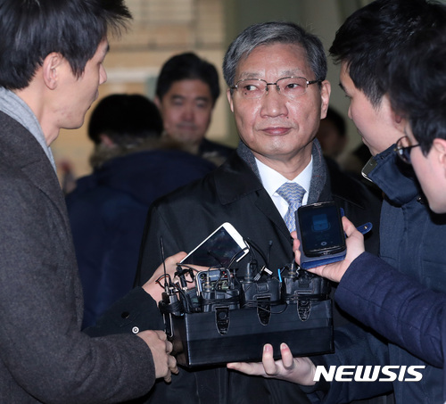 【서울=뉴시스】이영환 기자 = 삼성그룹 미래전략실 장충기(63) 차장(사장)이 9일 오전 서울 강남구 대치동 특검사무실에 참고인 신분으로 출석하며 취재진을 바라보고 있다. 2017.01.09.&nbsp;&nbsp; photo@newsis.com