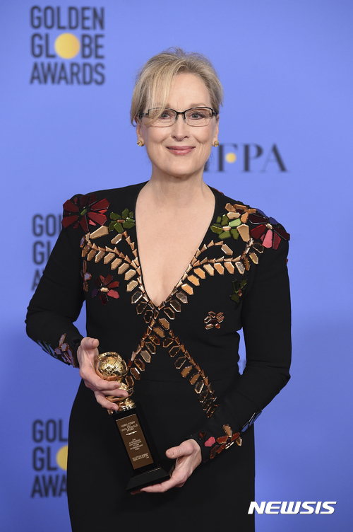 【 베벌리힐스=AP/뉴시스】영화배우 메릴 스트립이 8일(현지시간) 캘리포니아주 베벌리힐스에서 열린 제74회 골든 글로브 상에서 '세실 B 데밀' 상을 수상한 후 포즈를 취하고 있다. 스트립은 이날 수상소감에서 이민자와 장애인, 여성 등에 대해 왜곡된 태도를 나타내온 도널드 트럼프 대통령 당선인이 날카롭게 비판했다. 2017.01.09
