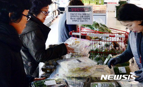 【서울=뉴시스】이종철 기자 = 9일 서울의 한 대형마트의 농축산물 알뜰할인상품코너가 고객들로 붐비고 있다.&nbsp; 한국농수산식품유통공사 가격통계에 따르면 지난해 폭염과 태풍의 영향으로 주요 농산물의 가격이 크게 오른 것으로 조사됐다. 양배추도 한 포기에 5천5백 원 정도로 평년보다 2배 이상 올랐고 당근도 1kg 기준으로 2배 이상 올라 6천 원을 기록하는 등 농산물 가격이 폭등하고 있다. 또한 AI로 인한 달걀값 오름세까지 계속되며 농축수산물의 가격상승이 계속되면서 설을 앞둔 '밥상물가'에 비상이 걸렸다. 2017.01.09.&nbsp; jc4321@newsis.com 