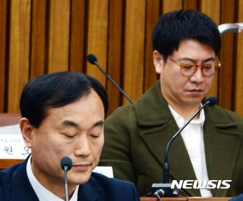 【서울=뉴시스】박주성 기자 = 9일 오전 서울 여의도 국회에서 열린 박근혜 정부의 최순실 등 민간인에 의한 국정농단 의혹 사건 진상 규명을 위한 국정조사 특별위원회 제7차 청문회에 증인으로 출석한 정동춘 전 K스포츠재단 이사장과 참고인으로 출석한 노승일 전 K스포츠재단 부장이 의원들의 질의를 경청하고 있다. 2017.01.09. park7691@newsis.com