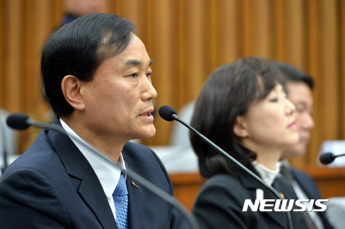 【서울=뉴시스】배훈식 기자 = 9일 오후 서울 여의도 국회 제3회의장에서 열린 박근혜 정부의 최순실 등 민간인에 의한 국정농단 의혹사건 진상규명을 위한 국정조사 7차 청문회에 출석한 정동춘 K스포츠재단 이사장이 답변하고 있다. 2017.01.09.  dahora83@newsis.com