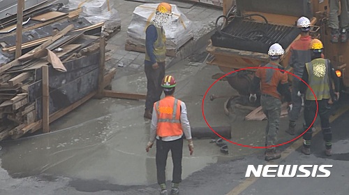 【서울=뉴시스】펌프카안에 남아있는 폐콘크리트 잔재물을 무단방류하고 있는 업체 직원들.&nbsp; (사진 = 서울시 특사경)&nbsp; photo@newsis.com