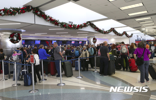 【포트로더데일=AP/뉴시스】2017년 1월 9일 미국 플로리다주의 포트로더데일 국제공항에 여행객들이 줄을 서 있다. 2017.9.29.