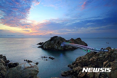 【울산=뉴시스】조현철 기자 = 울산시는 10일 문화체육관광부와 한국관광공사(사장 정창수) 주관 한국을 대표하는 관광지 100곳에 간절곶·태화강십리대숲·영남알프스·대왕암공원이 선정됐다고 발표했다. 대왕암공원 일출. 2017.01.10. (사진=울산시 제공) photo@newsis.com