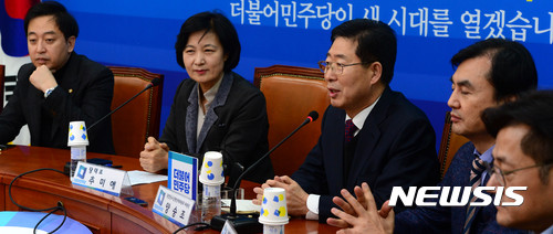 【서울=뉴시스】박주성 기자 = 10일 오후 서울 여의도 국회 더불어민주당 당대표실에서 열린 당헌당규 강령정책위원회 제1차회의에 양승조 위원장이 모두발언을 하고 있다. 이날 양승조 위원장은 "신중하면서도 신속한 결정 내리는데에 최선 다하겠다" 고 밝혔다. 2017.01.10. park7691@newsis.com