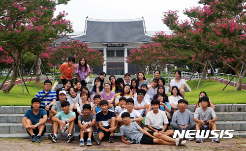 【광주=뉴시스】맹대환 기자 = 광주 진흥중학교는 마을교육공동체 씨앗동아리 '두드림'에서 활동하고 있는 진흥중 3학년 30명과 교사, 마을주민들이 지역 문화유산을 현장 답사해 최근 책으로 출간했다고 10일 밝혔다. 2017.10.10 (사진=진흥중 제공)   mdhnews@newsis.com