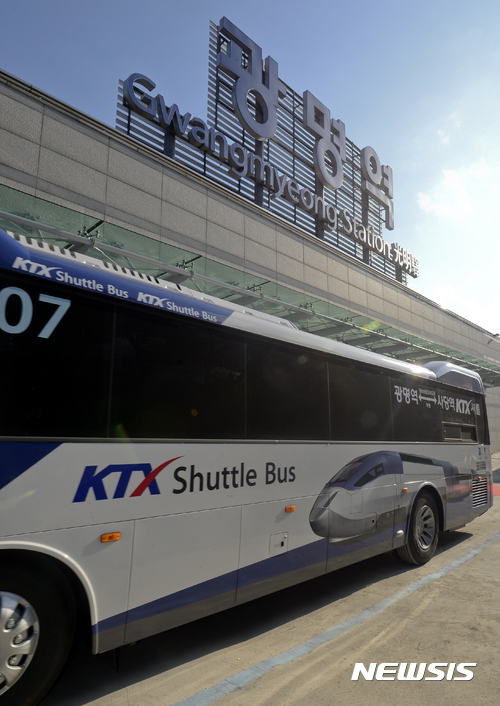 【광명=뉴시스】최진석 기자 = 10일 오후 경기도 KTX 광명역에서 열린 '광명-사당역 간 KTX 셔틀버스 개통식'에서 KTX 셔틀버스가 출발하고 있다.&nbsp; 광명-사당역 간 KTX셔틀버스 노선 번호는 8507번이며 요금은 2,400원으로 KTX 열차에서 하차해 바로 탑승이 가능하며 대중교통과도 환승할인이 적용된다. 2017.01.10.&nbsp; myjs@newsis.com