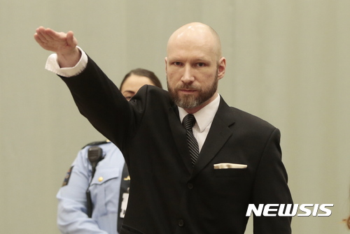 【시엔=AP/뉴시스】노르웨이 대량학살범 아네르스 베링 브레이비크(37)가 10일(현지시간) 남부도시 시엔에 있는 텔레마크 교도소 내 항소법원에서 오른 손을 들고 나치 경례를 하고 있다. 그는 이날 자신의 독방수감이 인간적인지에 대한 재판을 받기 위해 법정에 들어오면서 또 나치 경례를 했다. 2017.01.11 