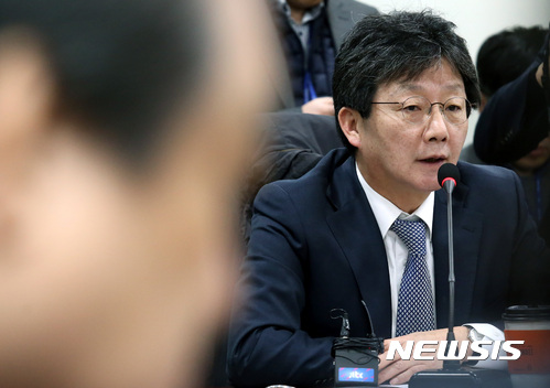 【서울=뉴시스】박진희 기자 = 11일 오전 서울 여의도 국회 의원회관에서 열린 바른정당 전체회의에 참석한 유승민 의원이 발언을 하고 있다. 2017.01.11.&nbsp; pak7130@newsis.com