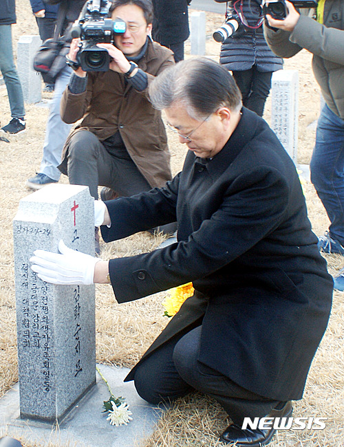 【천안=뉴시스】이종익 기자 = 문재인 더불어민주당 전 대표가 11일 오전 일본군 위안부 피해자들이 안장된 충남 천안시 국립망향의동산을 방문해 김학순 할머니 묘비를 어루만지고 있다. 2017.1.11.   007news@newsis.com