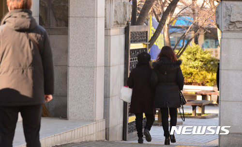 【광주=뉴시스】배동민 기자 = 지난 1월11일 광주지법 제11형사부(부장판사 강영훈)는 16년 전 전남 나주 드들강 여고생 살인사건의 범인으로 지목돼 성폭력범죄의 처벌 및 피해자 보호 등에 관한 법률(강간 등 살인) 위반 혐의로 기소된 김모(39·당시 24세)씨에 대해 무기징역을 선고했다. 무기징역 선고 이후 피해 여학생의 어머니가 눈물을 흘리며 법원을 나서고 있다. 2017.01.11. guggy@newsis.com