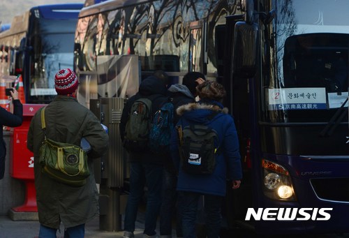 【서울=뉴시스】고승민 기자 = '박근혜퇴진과 시민정부 구성을 위한 예술행동위원회' 예술인들이 11일 오전 서울 광화문광장에서 정부세종청사 문화체육관광부 앞 항의 집회를 위해 버스에 탑승하고 있다. 이들은 정부세종청사 문화체육관광부 앞 도착 후 '박근혜 퇴진과 김기춘 조윤선 구속수사 촉구 전국 1만 블랙리스트 문화예술인 단체행동' 일환으로 침묵 퍼포먼스 및 결의대회를 연다. 2017.01.11.  kkssmm99@newsis.com