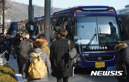 【서울=뉴시스】고승민 기자 = '박근혜퇴진과 시민정부 구성을 위한 예술행동위원회' 예술인들이 11일 오전 서울 광화문광장에서 정부세종청사 문화체육관광부 앞 항의 집회를 위해 버스에 탑승하고 있다. 이들은 정부세종청사 문화체육관광부 앞 도착 후 '박근혜 퇴진과 김기춘 조윤선 구속수사 촉구 전국 1만 블랙리스트 문화예술인 단체행동' 일환으로 침묵 퍼포먼스 및 결의대회를 연다. 2017.01.11.  kkssmm99@newsis.com