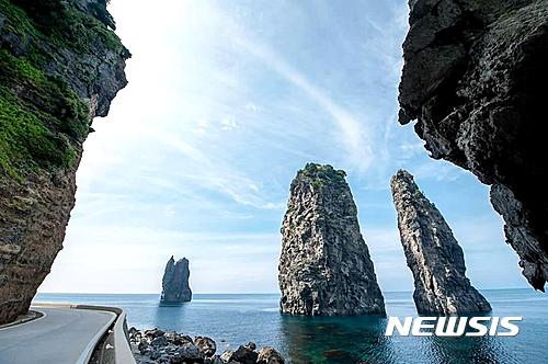 【울릉=뉴시스】강진구 기자 = 경북 울릉군(군수 최수일)은 문화체육관광부와 한국관광공사가 공동으로 선정한 ‘2017∼2018 한국관광 100선’에 울릉도·독도가 3회 연속 선정됐다고 11일 밝혔다.사진은 울릉군 삼선암 전경.2017.01.11.(사진=울릉군 제공)&nbsp; photo@newsis.com 
