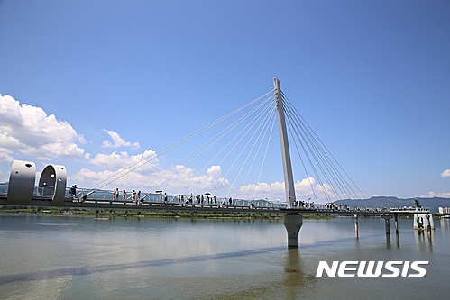 【서울=뉴시스】문화체육관광부와 한국관광공사는 11일 여행작가들과 함께 개발한 '2박3일 알뜰여행코스 10선'을 소개했다. 사진은 소양강 스카이워크. 2017.1.11(사진=문화체육관광부 제공)   photo@newsis.com 