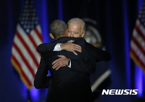 [시카고=AP/뉴시스]버락 오바마 전 미국 대통령(뒷모습)이 지난 2017년 1월10일 시카고에서 고별연설을 한 후 조 바이든 부통령과 포옹하는 모습. 2020.03.02.