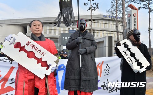 【세종=뉴시스】고승민 기자 = '박근혜퇴진과 시민정부 구성을 위한 예술행동위원회' 예술인들이 11일 오후 정부세종청사 문화체육관광부 앞에서 '박근혜 퇴진과 김기춘 조윤선 구속수사 촉구 전국 1만 블랙리스트 문화예술인 단체행동' 퍼포먼스를 하고 있다. 2017.01.11.  kkssmm99@newsis.com