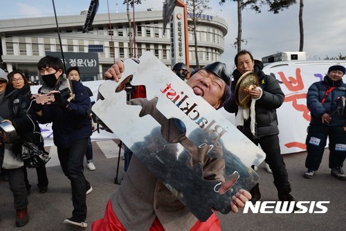 【세종=뉴시스】고승민 기자 = '박근혜퇴진과 시민정부 구성을 위한 예술행동위원회' 예술인들이 11일 오후 정부세종청사 문화체육관광부 앞에서 '박근혜 퇴진과 김기춘 조윤선 구속수사 촉구 전국 1만 블랙리스트 문화예술인 단체행동' 퍼포먼스를 하고 있다. 2017.01.11.  kkssmm99@newsis.com