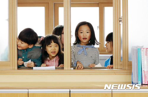 【서울=뉴시스】김병문 학생기자 = 서울시내 초등학교 신입생 예비소집일이 시작된 11일 오후 서울 용산구 서빙고초등학교에서 1학년 예비 신입생이 6학년 선배와 함께 교실을 둘러보고 있다. 2017.01.11. dadazon6174@newsis.com