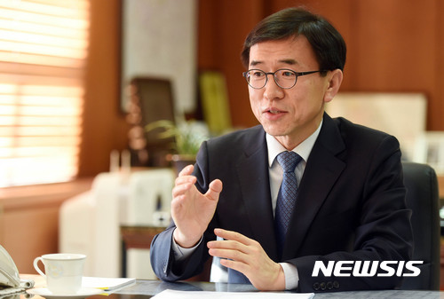 【수원=뉴시스】이정선 기자 = 신유철 수원지검장이 지난해 1월12일 오후 경기 수원지방검찰청에서 새해 수원지검의 목표와 계획 등에 대해 뉴시스와 인터뷰를 진행하고 있다. 2017.01.12. ppljs@newsis.com