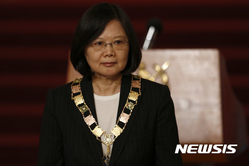 【과테말라시티=AP/뉴시스】차이잉원 대만 총통이 11일(현지시간) 과테말라의 수도 과테말라시티에서 지미 모랄레스 대통령로부터 수여받은 최고명예훈장을 목에 걸고 있다. 2017.01.12 