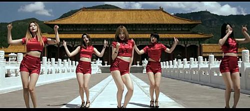 【서울=뉴시스】한중 양국 관계가 사드(THAAD·고고도미사일방어체계) 배치 문제로 민감한 시점에 한국 걸그룹 EXID의 히트곡 '위아래'의 중국어 버전 뮤직비디오가 공개 하루만에 배포가 중단됐다. 중국 연예매체는 뮤직비디오에 몸에 딱 붙고 짧은 붉은색 개량 치파오(중국 전통의상)를 입고 자금성으로 보이는 배경 앞에서 춤을 추거나 노출이 심한 옷을 입고 '용상'과 같은 의자에 앉아있는 장면 등이 포함됐기 때문이라고 주장했다. 해당 뮤직비디오 캡쳐사진. (사진출처: 신나 엔터테인먼트) 2017,01.02