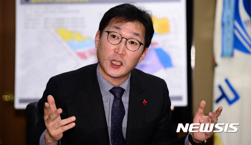 【서울=뉴시스】추상철 기자 = 이창우 동작구청장이 10일 오후 서울 동작구청 집무실에서 뉴시스와 신년 인터뷰를 갖고 있다. 2017.01.11.&nbsp; scchoo@newsis.com