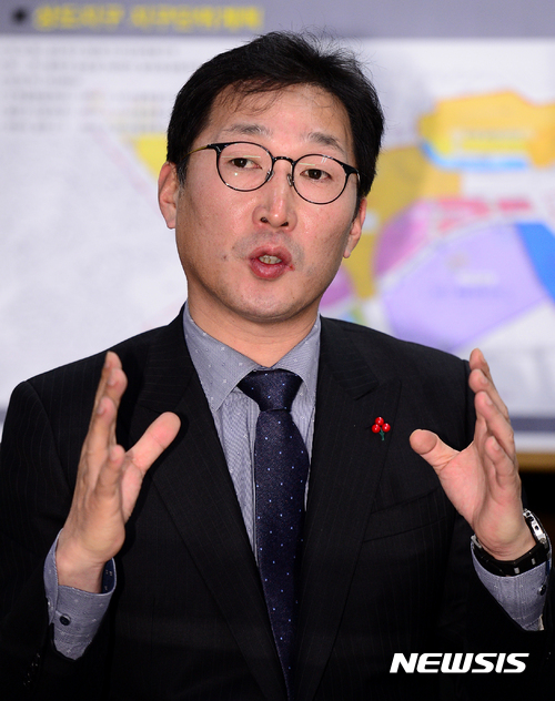 【서울=뉴시스】추상철 기자 = 이창우 동작구청장이 10일 오후 서울 동작구청 집무실에서 뉴시스와 신년 인터뷰를 갖고 있다. 2017.01.11.&nbsp; scchoo@newsis.com