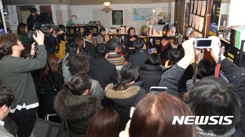 【서울=뉴시스】홍효식 기자 = 안희정 충남도지사가 지난해 서울의 한 서점에서 연 '지나온 시간의 기록' 북토크 장면. 2017.01.12. yesphoto@newsis.com