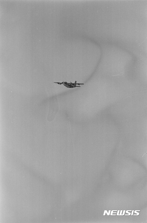 【광주=뉴시스】류형근 기자 = 국립과학수사연구원이 5·18민주화운동 당시 계엄군의 헬기 사격을 37년만에 공식화 한 가운데 5·18기념재단이 12일 오후 광주 서구 5·18기념재단 시민사랑방에서 1980년 5·18당시 촬영된 사진을 공개했다. 2017.01.12. (사진=5·18기념재단 제공) photo@newsis.com