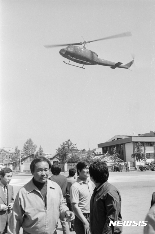 【광주=뉴시스】류형근 기자 = 국립과학수사연구원이 5·18민주화운동 당시 계엄군의 헬기 사격을 37년만에 공식화 한 가운데 5·18기념재단이 12일 오후 광주 서구 기념재단 시민사랑방에서 헬기사격을 증명하는 사진을 공개했다. 2017.01.12. (사진=5·18기념재단 제공) photo@newsis.com