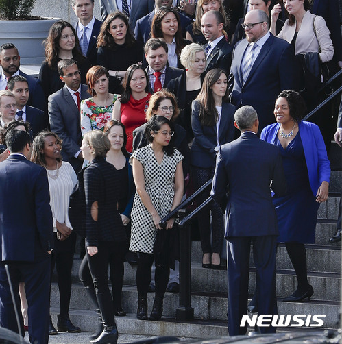 【AP/뉴시스】 = 버락 오바마 대통령은 12일(현지시간) 쿠바의 해상불법 이민에 대한 "젖은 발, 마른 발" 정책을 폐기한다. 이는 쿠바와의 국교정상화의 마지막 단계라고 한 관리가 설명했다. 사진은 이날 오바마 대통령이 백악관내의 아이젠하워관 앞에서 그 동안 함께 일했던 백악관 직원들과 인사를 나누는 장면.   