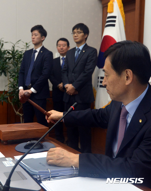 【서울=뉴시스】이영환 기자 = 이주열 한국은행 총재가 13일 오전 서울 중구 한국은행에서 열린 2017년 제1차 금융통화위원회에 참석해 의사봉을 두드리고 있다.2017.01.13.  20hwan@newsis.com