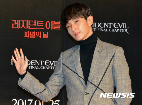 【서울=뉴시스】김선웅 기자 = 11일 오전 서울 종로구 포시즌스호텔에서 열린 영화 '레지던트 이블 : 파멸의 날' 기자간담회에서 배우 이준기가 포즈를 취하고 있다.&nbsp; '레지던트 이블 : 파멸의 날'은 레지던트 이블 시리즈의 마지막편으로 오는 25일 개봉한다. 2017.01.13.&nbsp; mangusta@newsis.com