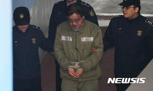 【서울=뉴시스】홍효식 기자 = 안종범 전 청와대 정책조정수석이 13일 오후 서울 서초구 서울중앙지법에서 열린 3차 공판에 출석하기 위해 호송차량에서 내리고 있다. 2017.01.13. yesphoto@newsis.com