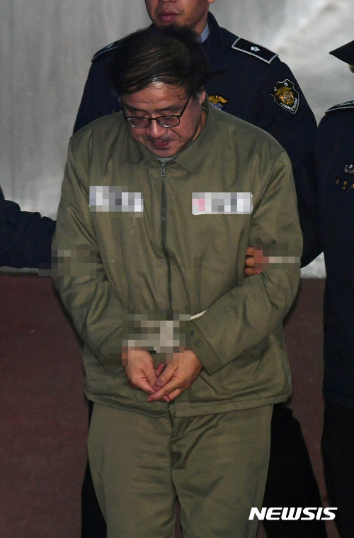 【서울=뉴시스】홍효식 기자 = 안종범 전 청와대 정책조정수석이 13일 오후 서울 서초구 서울중앙지법에서 열린 3차 공판에 출석하기 위해 호송차량에서 내리고 있다. 2017.01.13. yesphoto@newsis.com